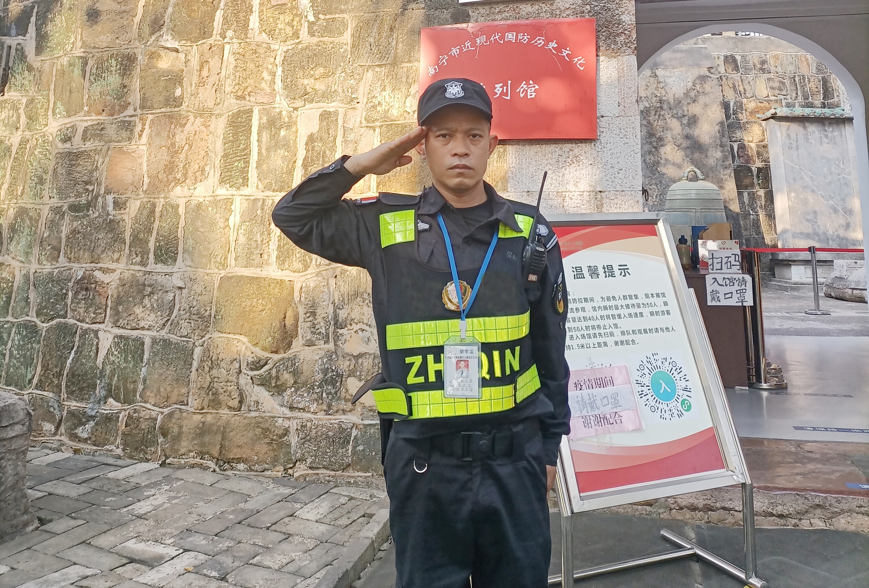 危急時(shí)刻，水中救人，彰顯朋宇組正能量